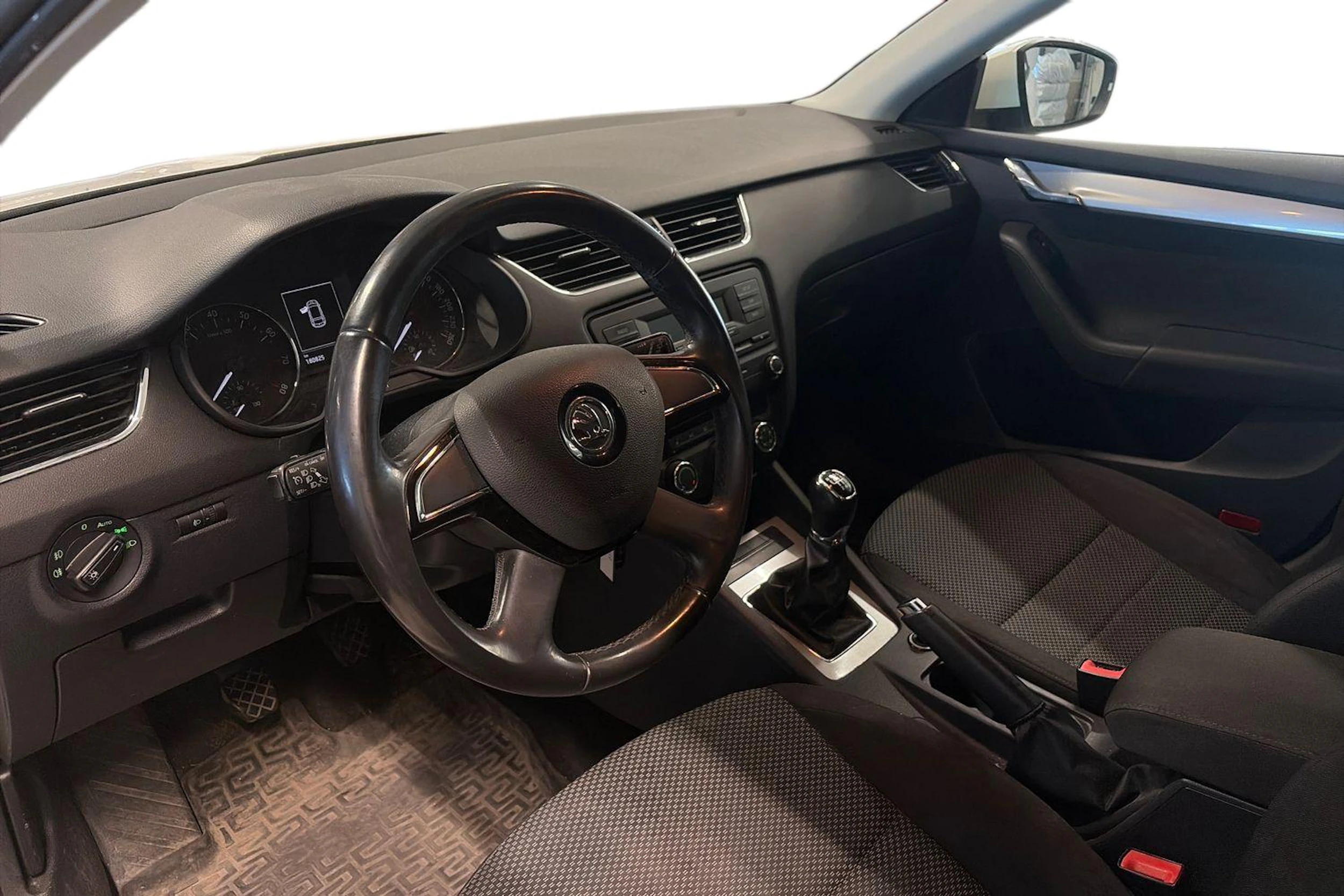 valkoinen Skoda Octavia 2013 kuva 3.