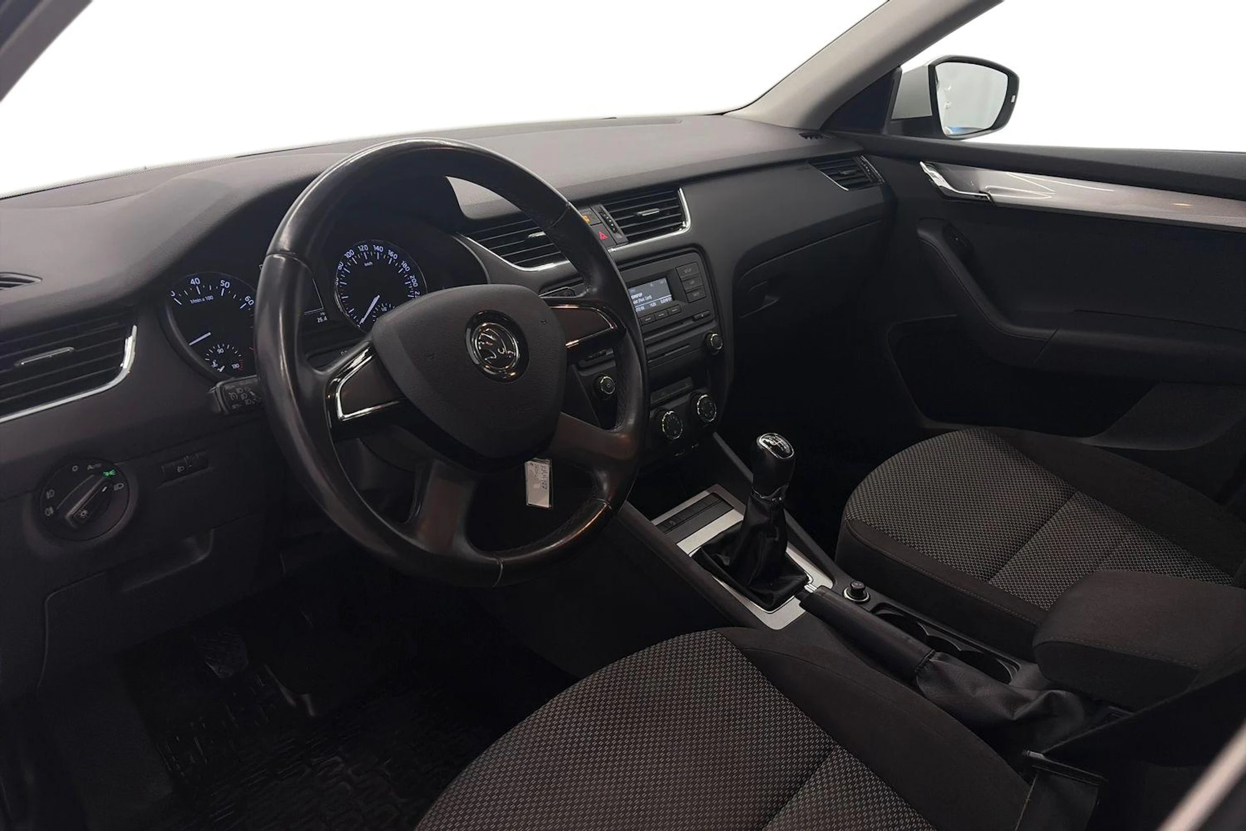 valkoinen Skoda Octavia 2013 kuva 6.