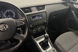 valkoinen Skoda Octavia 2013 kuva 15.
