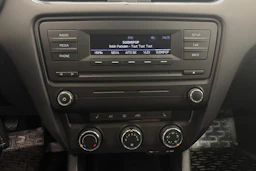 valkoinen Skoda Octavia 2013 kuva 18.