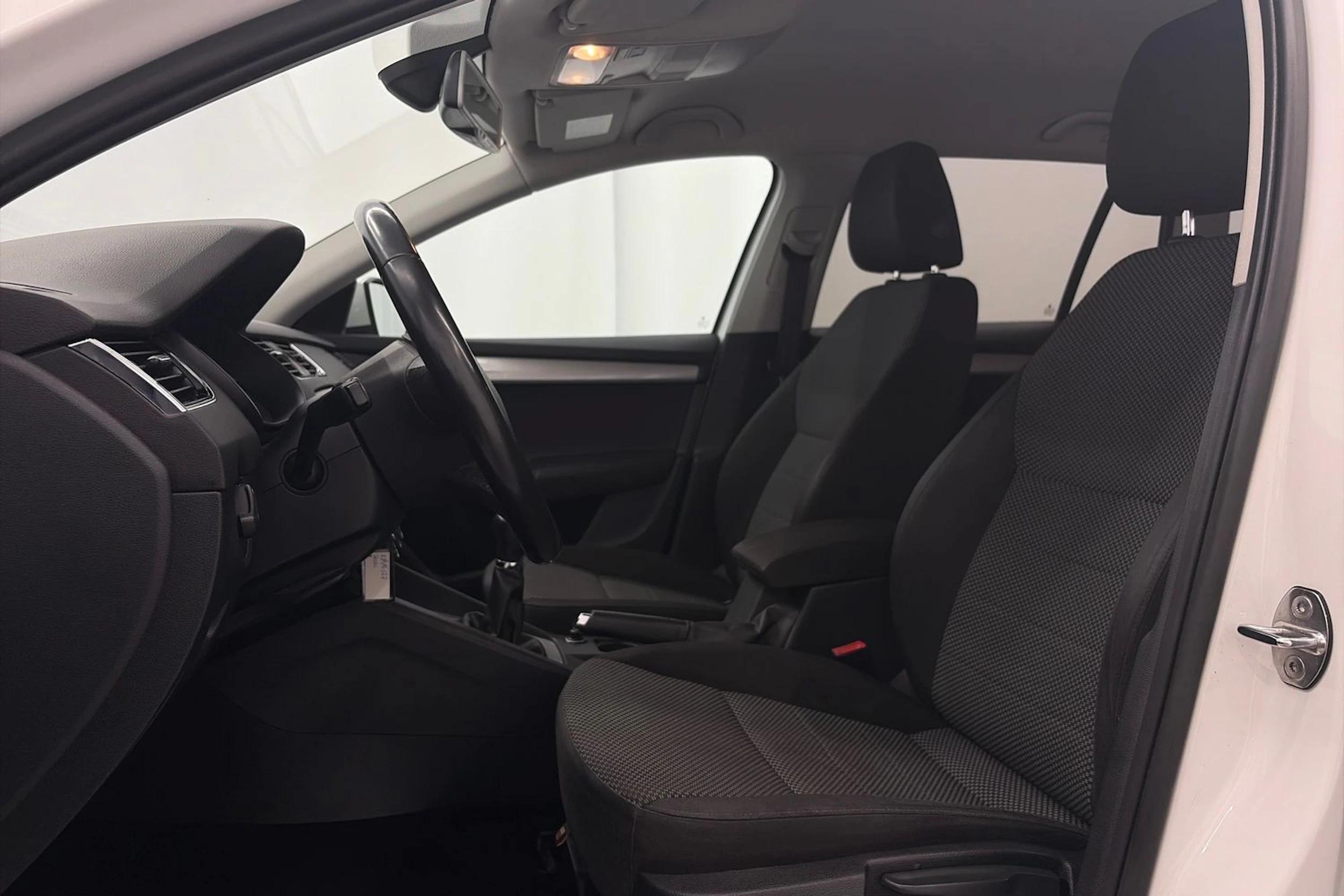 valkoinen Skoda Octavia 2013 kuva 20.