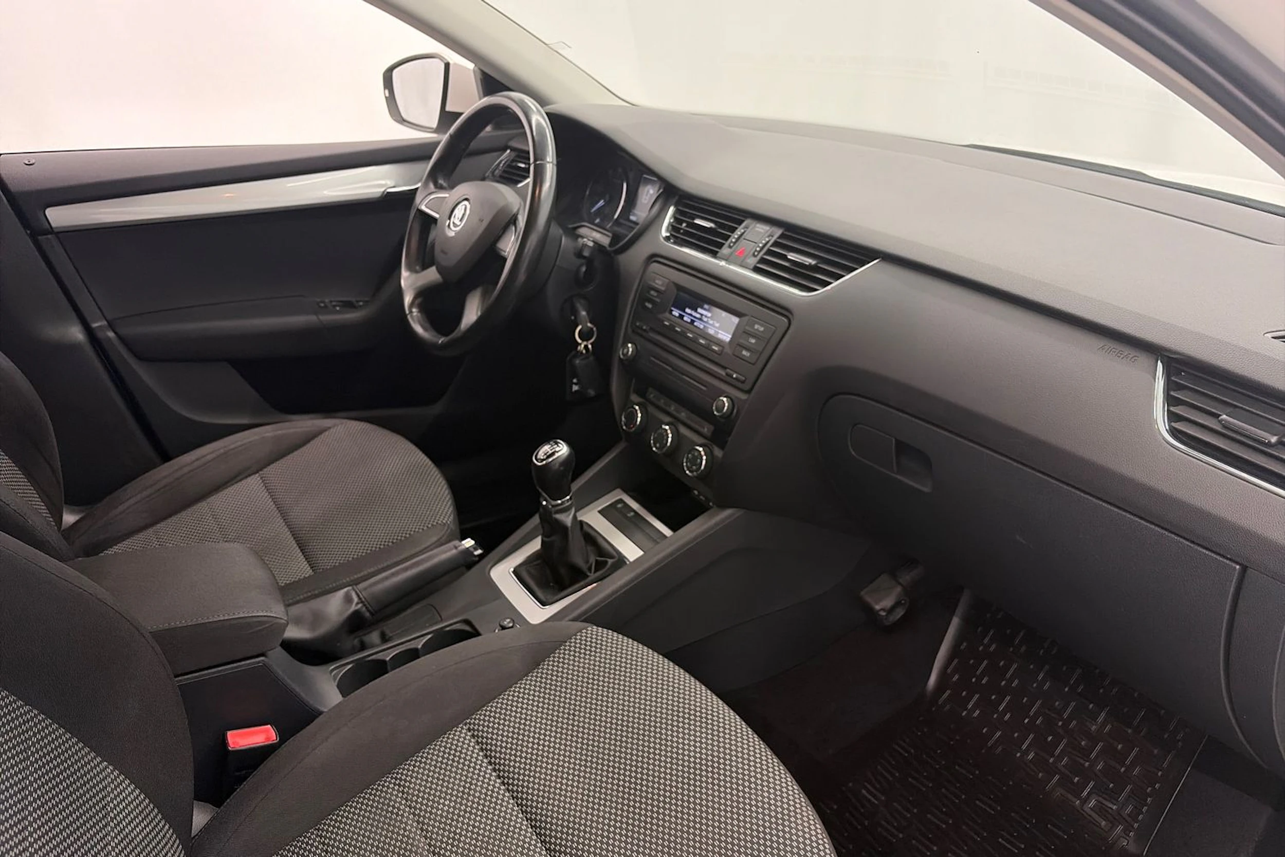 valkoinen Skoda Octavia 2013 kuva 21.