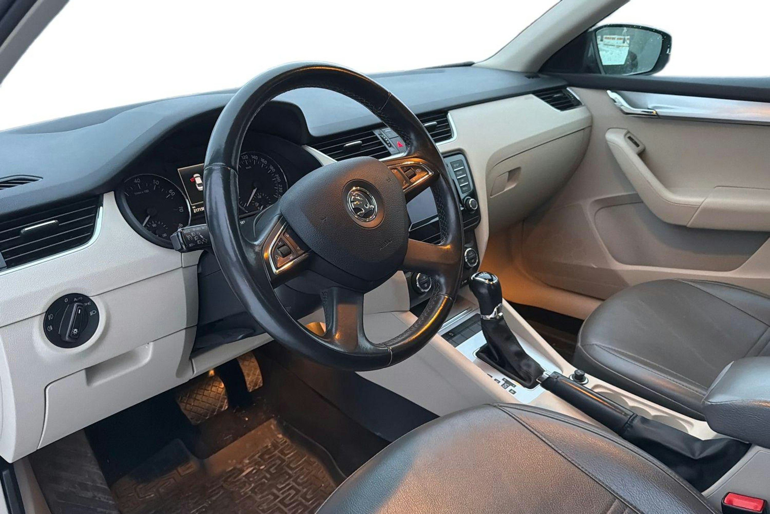 musta Skoda Octavia 2013 kuva 3.