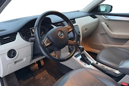 musta Skoda Octavia 2013 kuva 3.