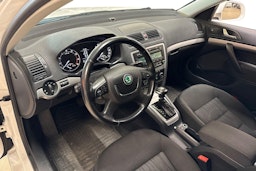 valkoinen Skoda Octavia 2013 kuva 3.