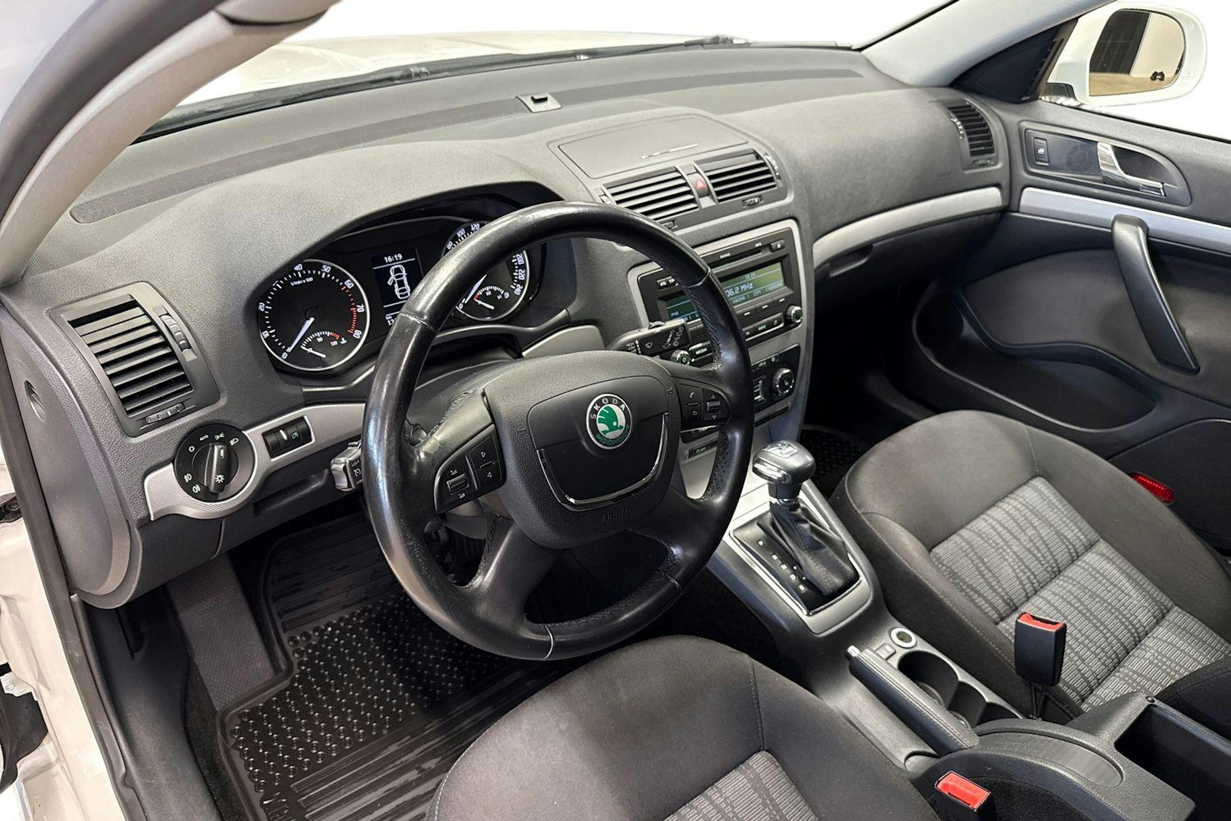 valkoinen Skoda Octavia 2013 kuva 7.