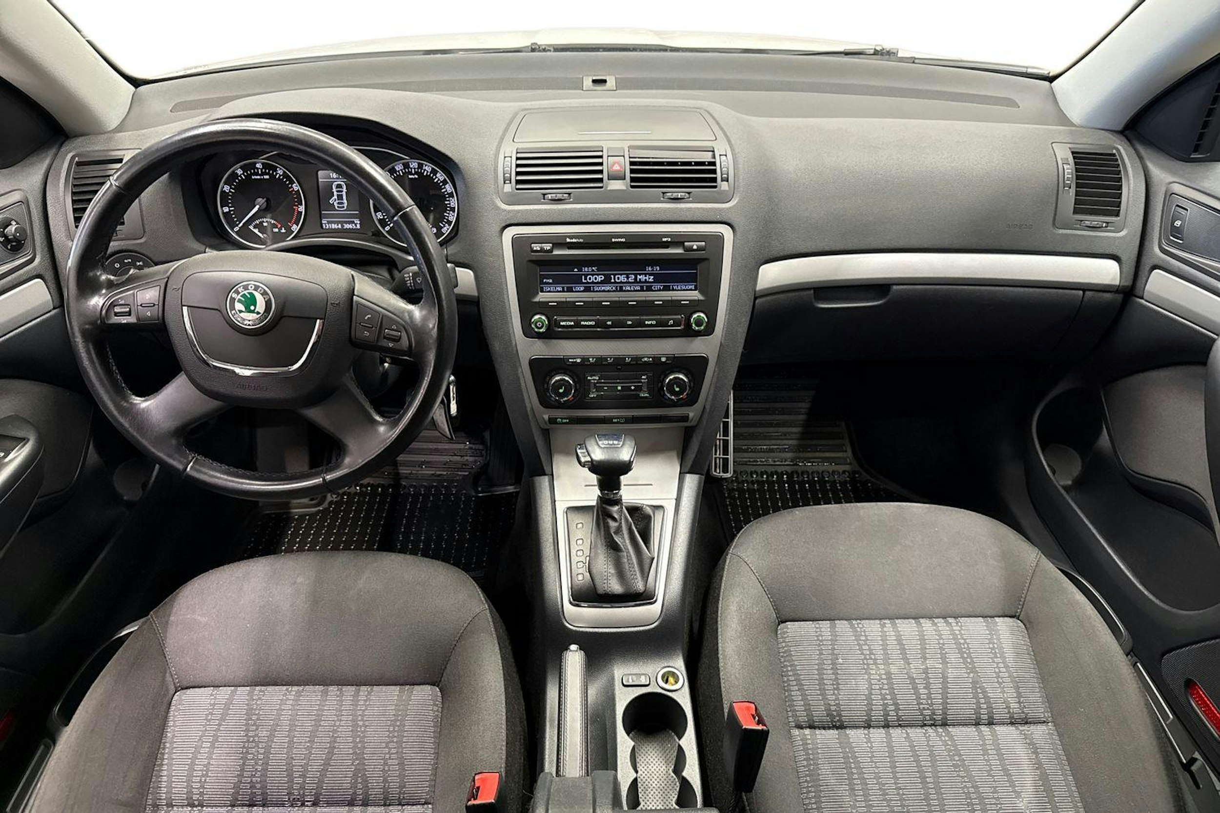 valkoinen Skoda Octavia 2013 kuva 9.