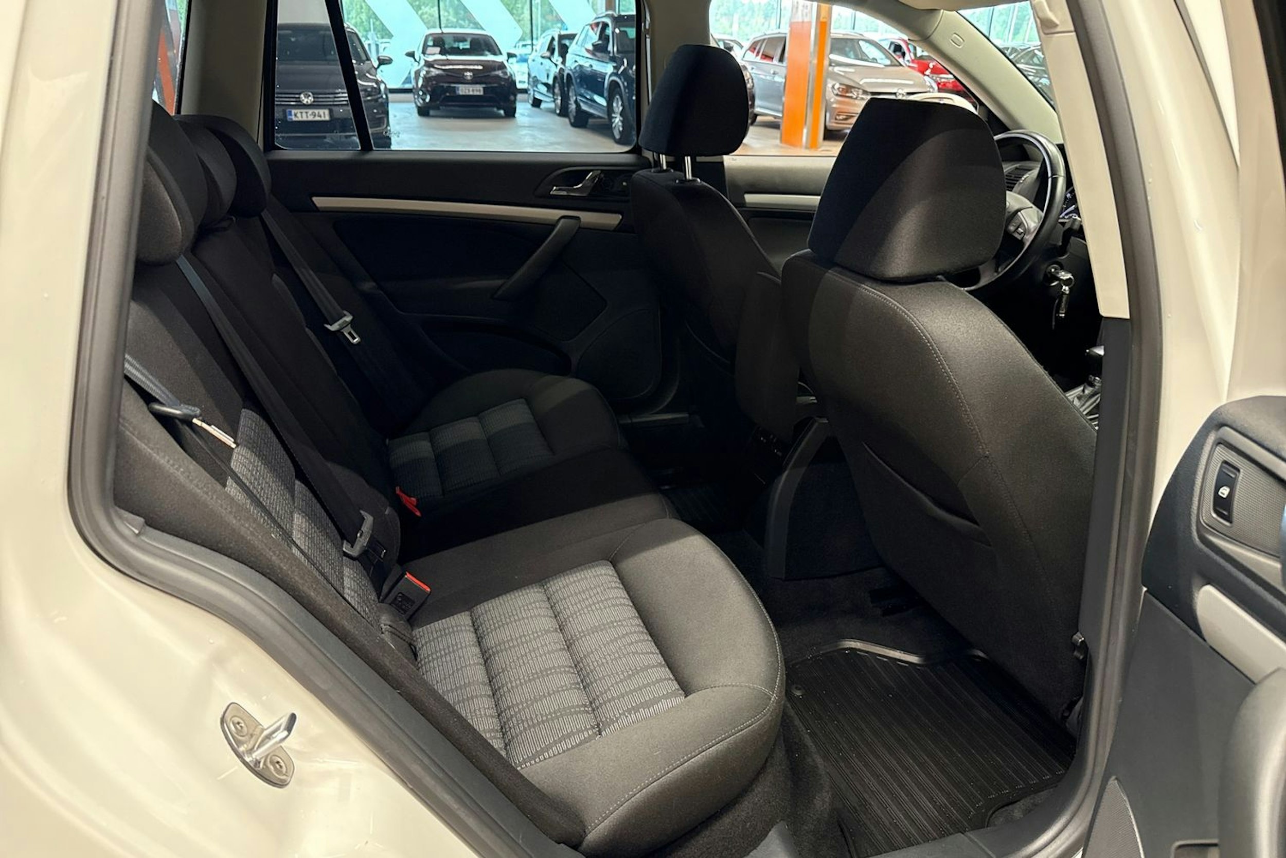 valkoinen Skoda Octavia 2013 kuva 15.