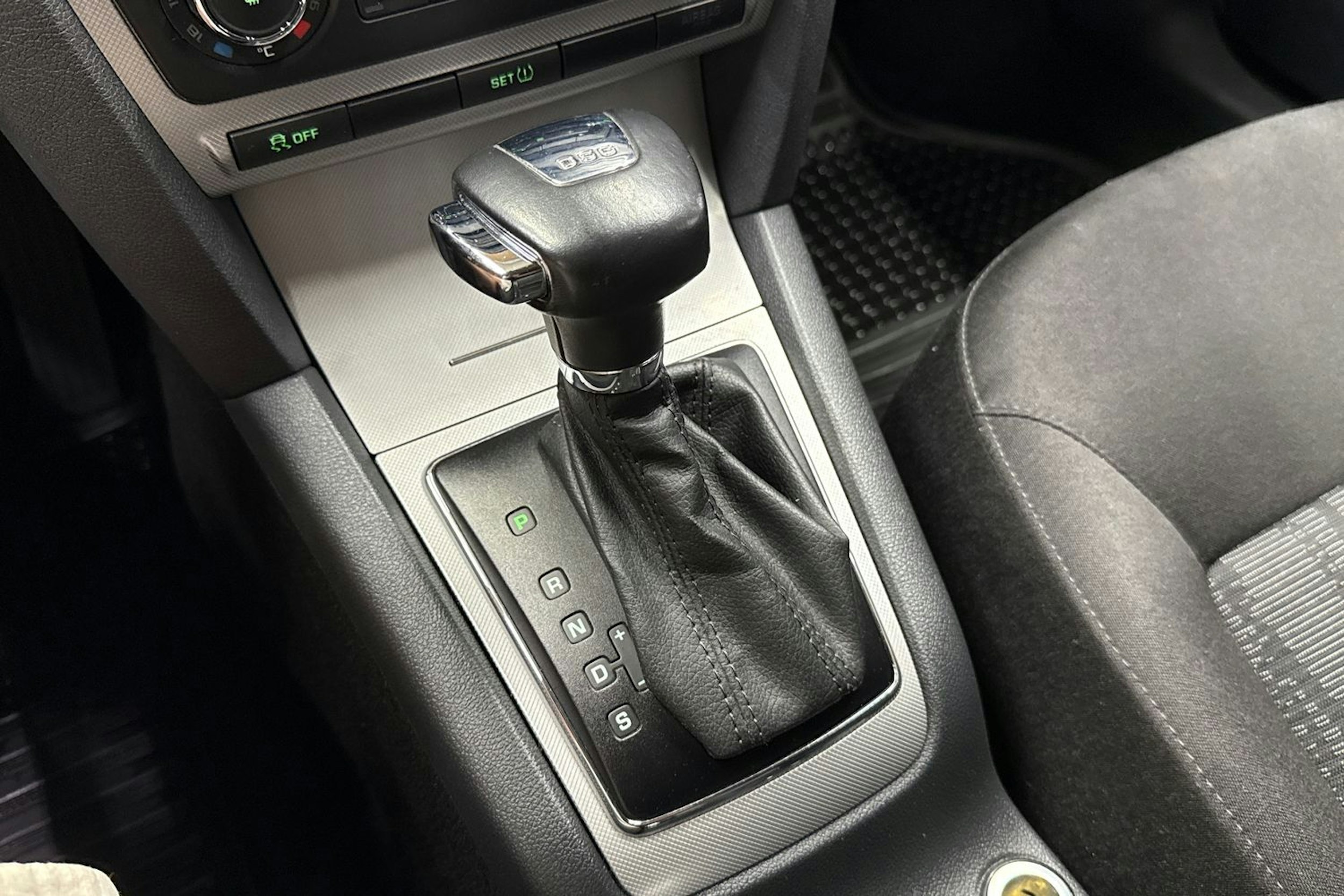 valkoinen Skoda Octavia 2013 kuva 24.