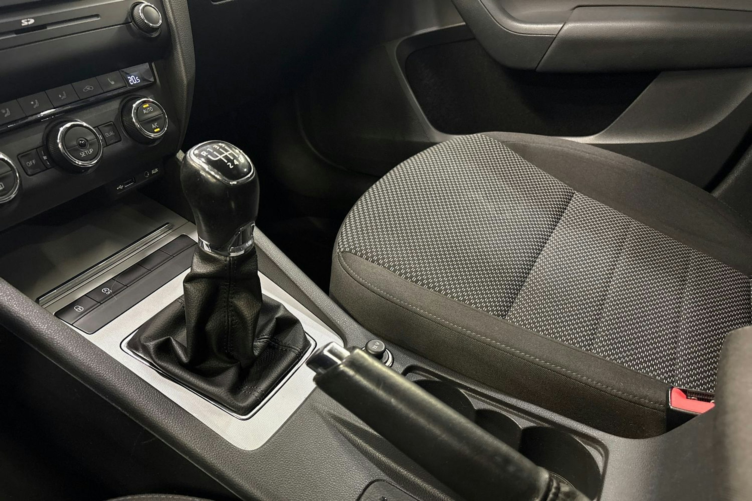 ruskea (beige) Skoda Octavia 2013 kuva 16.