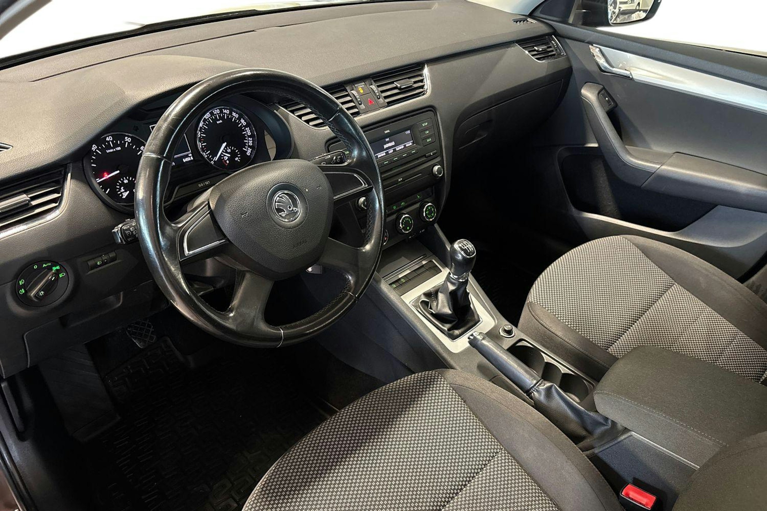 Ruskea (beige) Skoda OCTAVIA 2013 kuva 7.