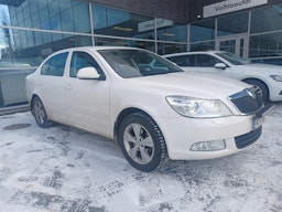 Valkoinen Skoda OCTAVIA 2013 kuva 4.