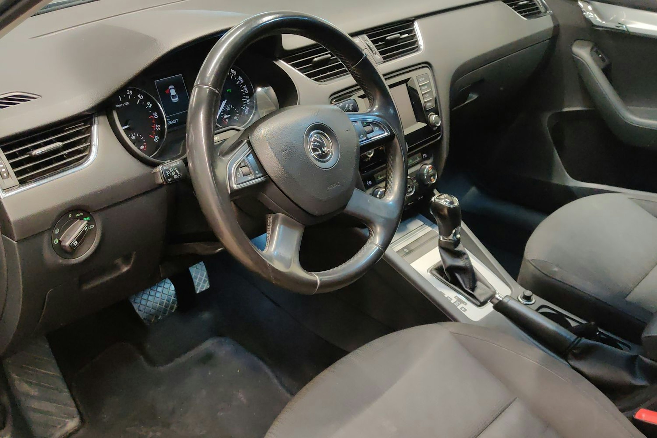 musta Skoda Octavia 2013 kuva 7.