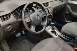 musta Skoda Octavia 2013 kuva 7.