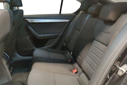 musta Skoda Octavia 2013 kuva 10.