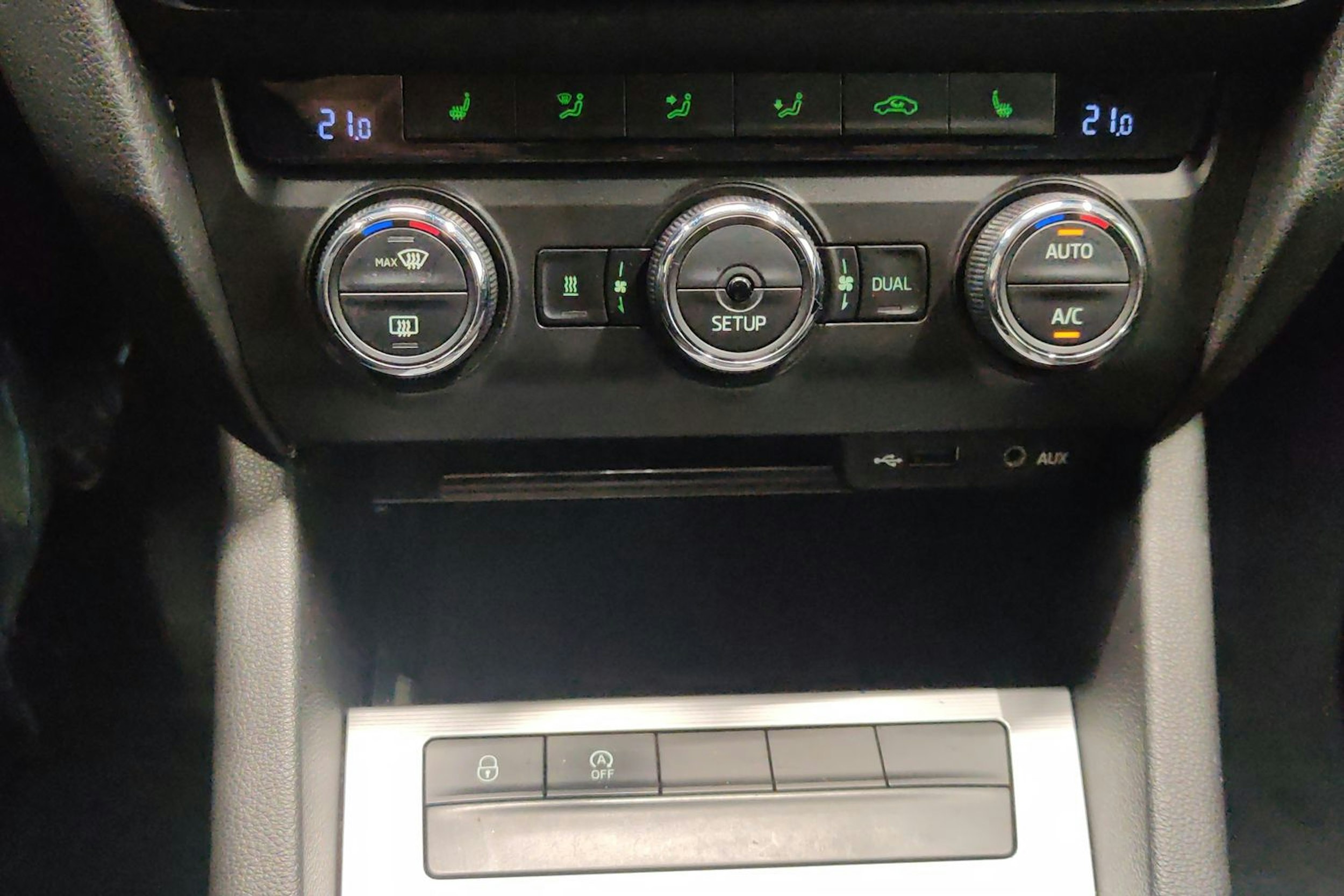 musta Skoda Octavia 2013 kuva 19.