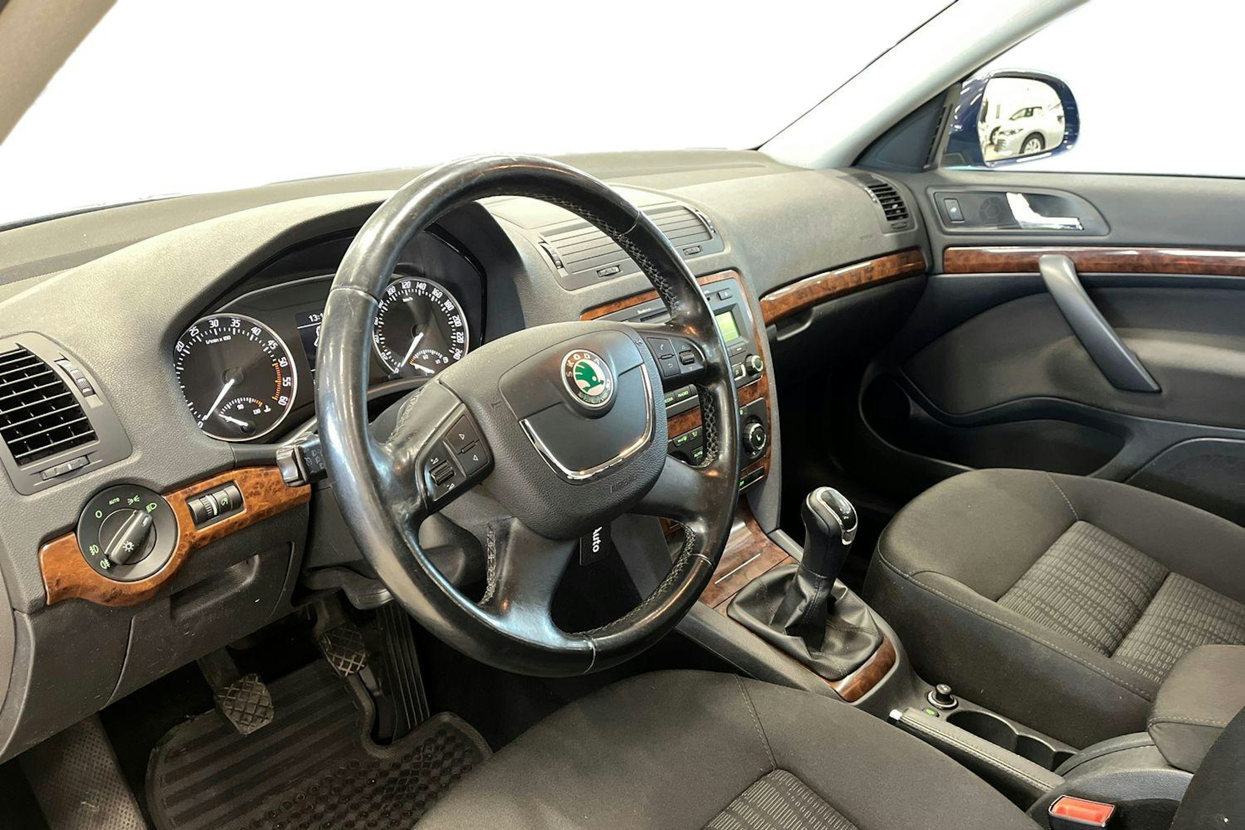 sininen Skoda Octavia 2013 kuva 7.