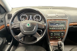 sininen Skoda Octavia 2013 kuva 9.