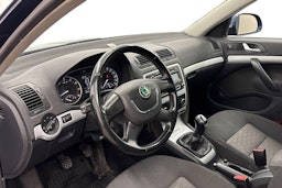 sininen Skoda Octavia 2013 kuva 7.