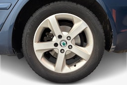 sininen Skoda Octavia 2013 kuva 11.
