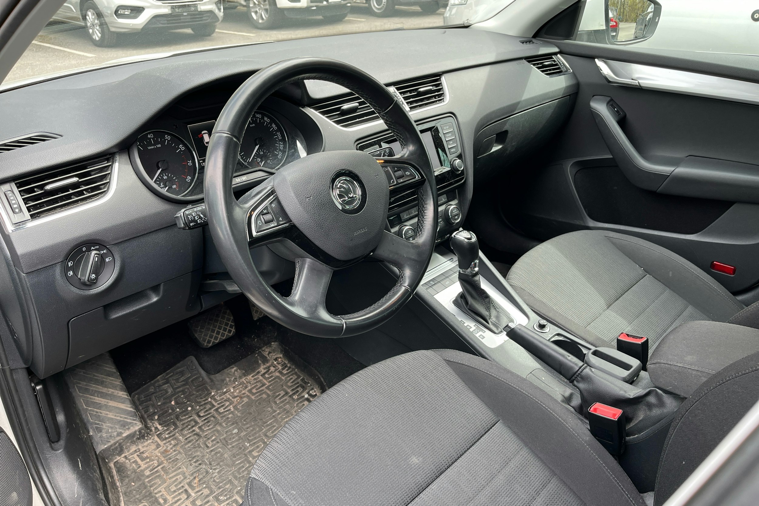 Valkoinen Skoda OCTAVIA 2013 kuva 3.