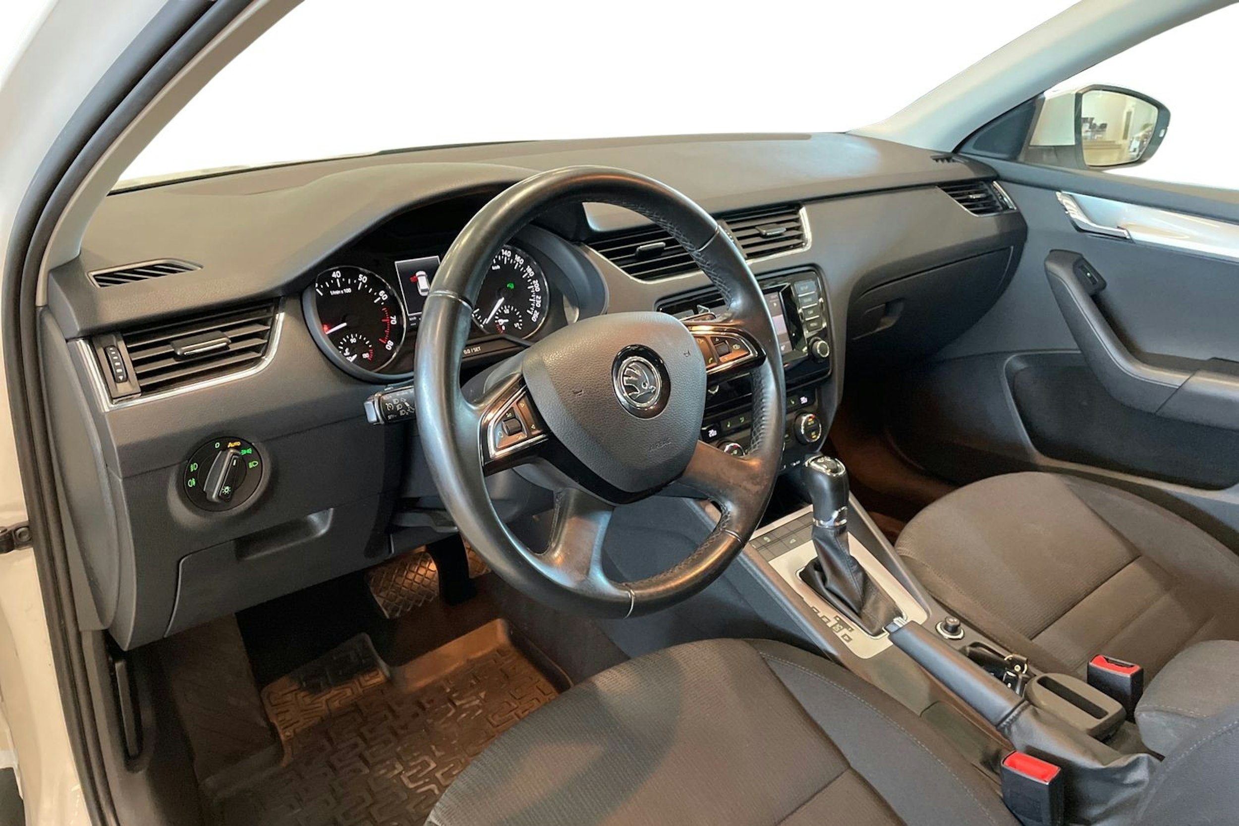 Valkoinen Skoda OCTAVIA 2014 kuva 7.