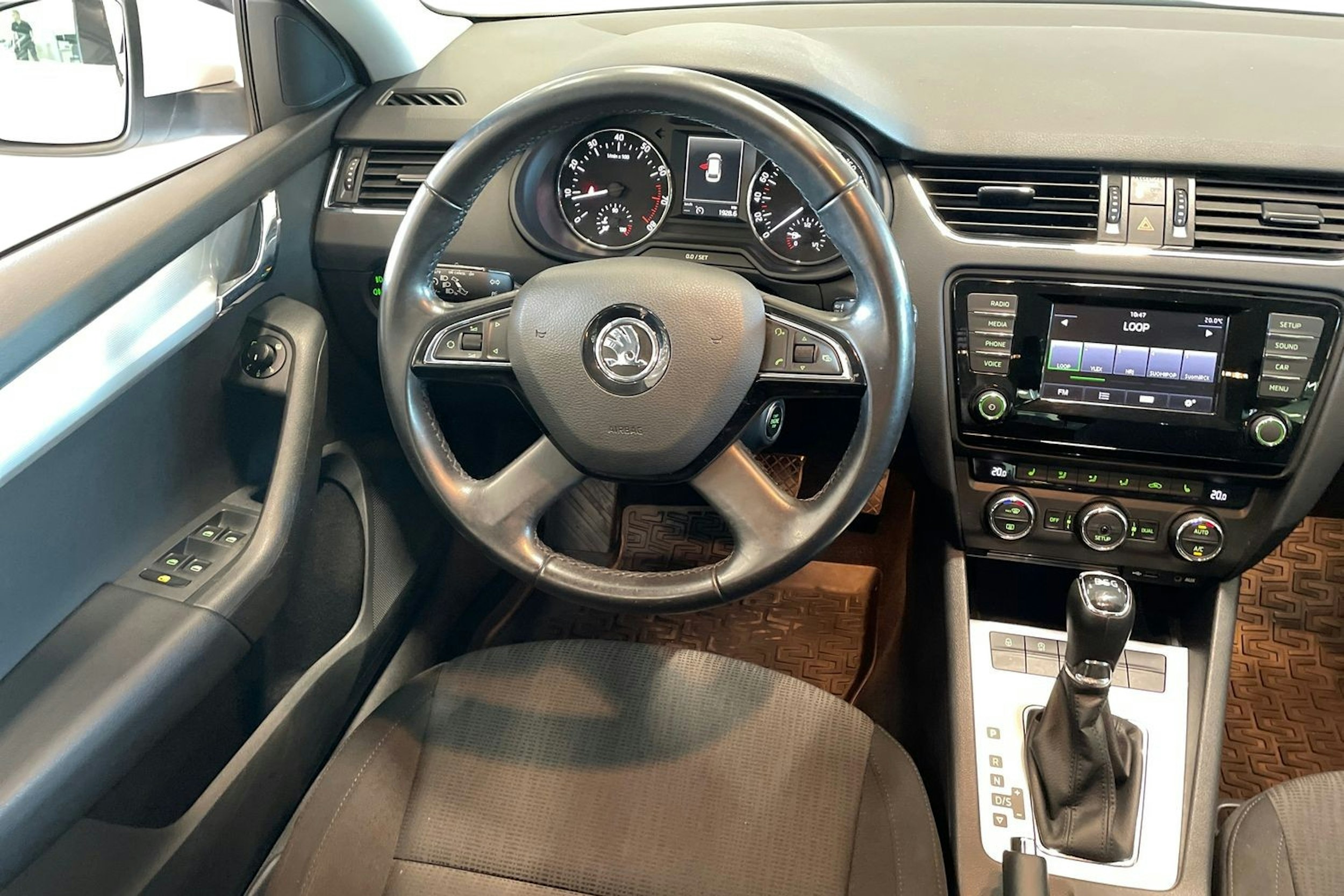 Valkoinen Skoda OCTAVIA 2014 kuva 9.