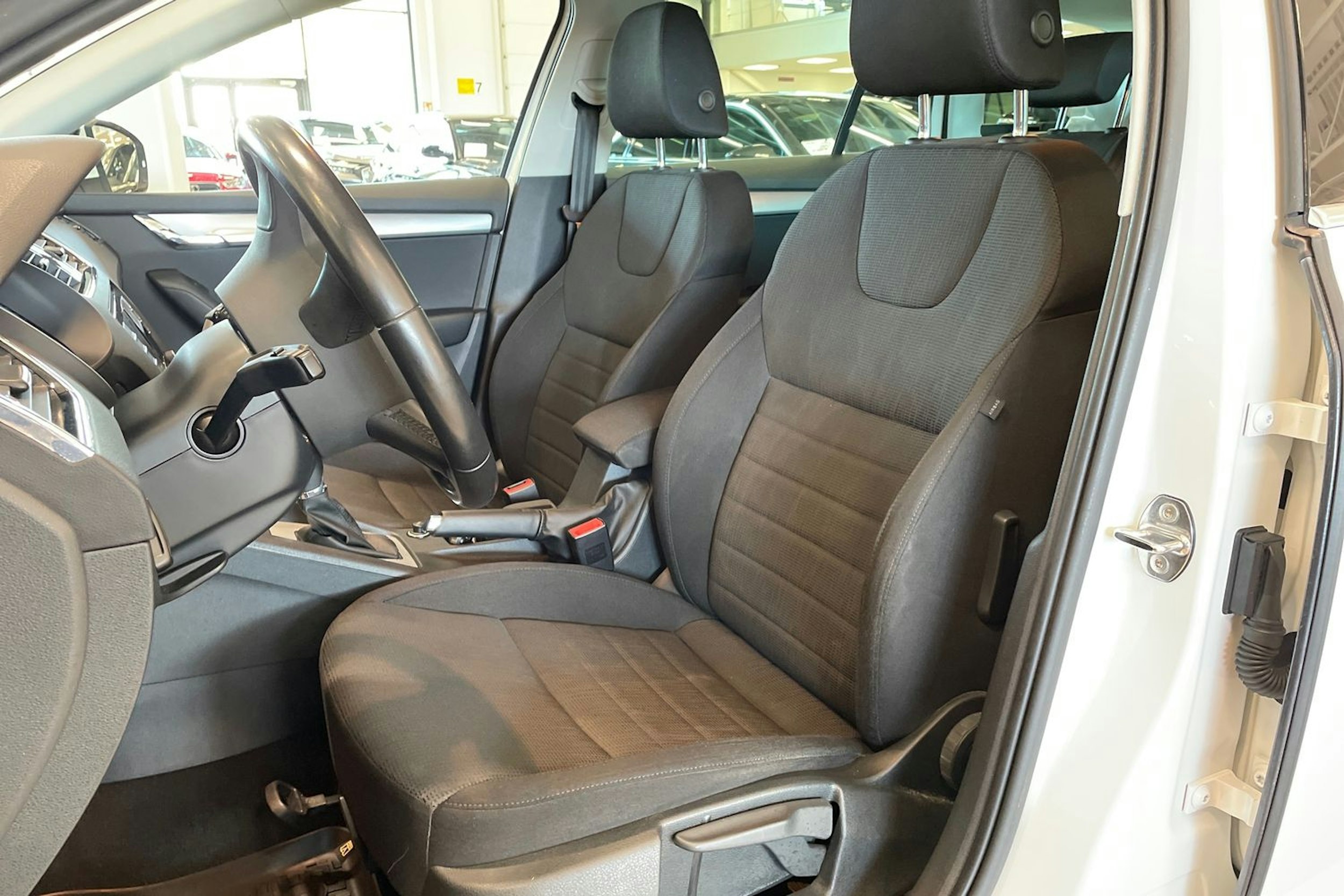 Valkoinen Skoda OCTAVIA 2014 kuva 14.