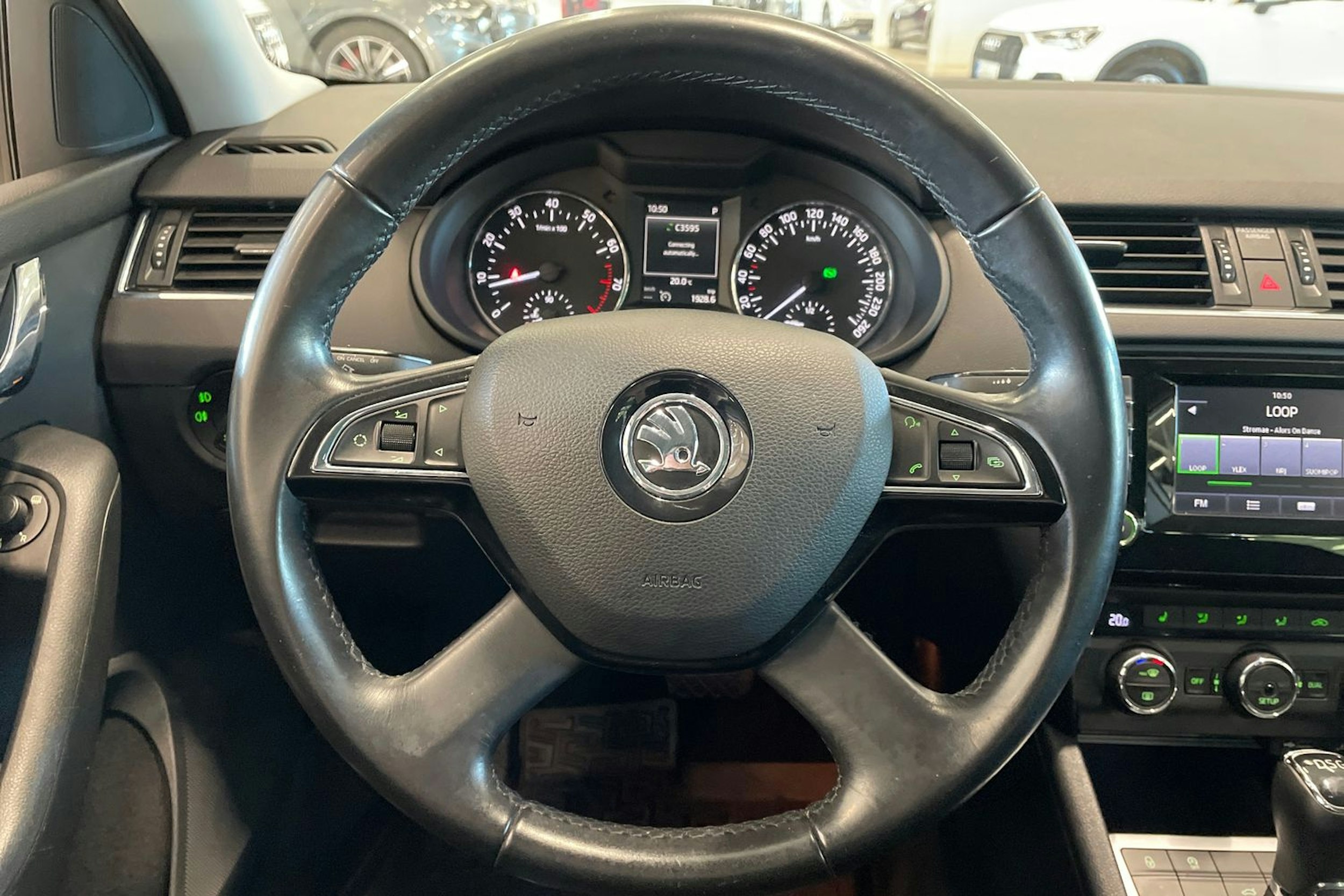 Valkoinen Skoda OCTAVIA 2014 kuva 15.