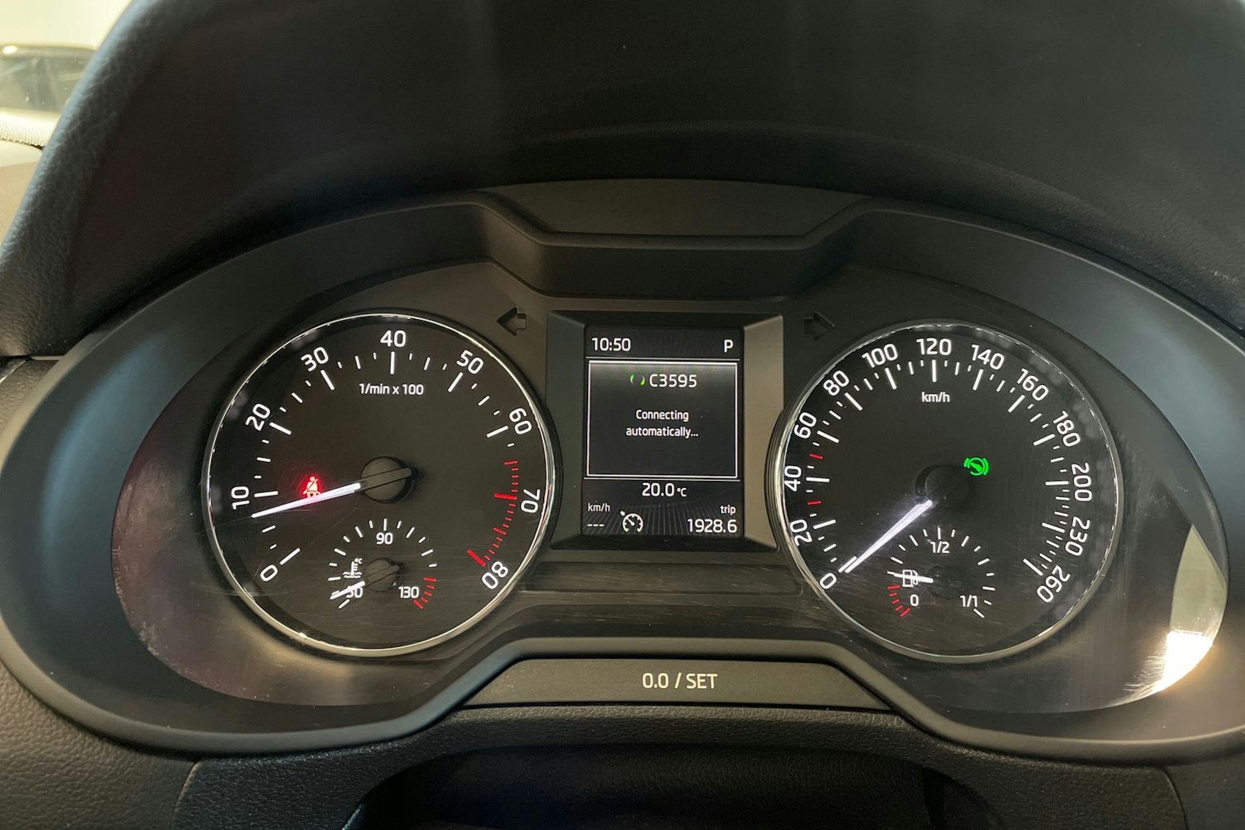 Valkoinen Skoda OCTAVIA 2014 kuva 18.