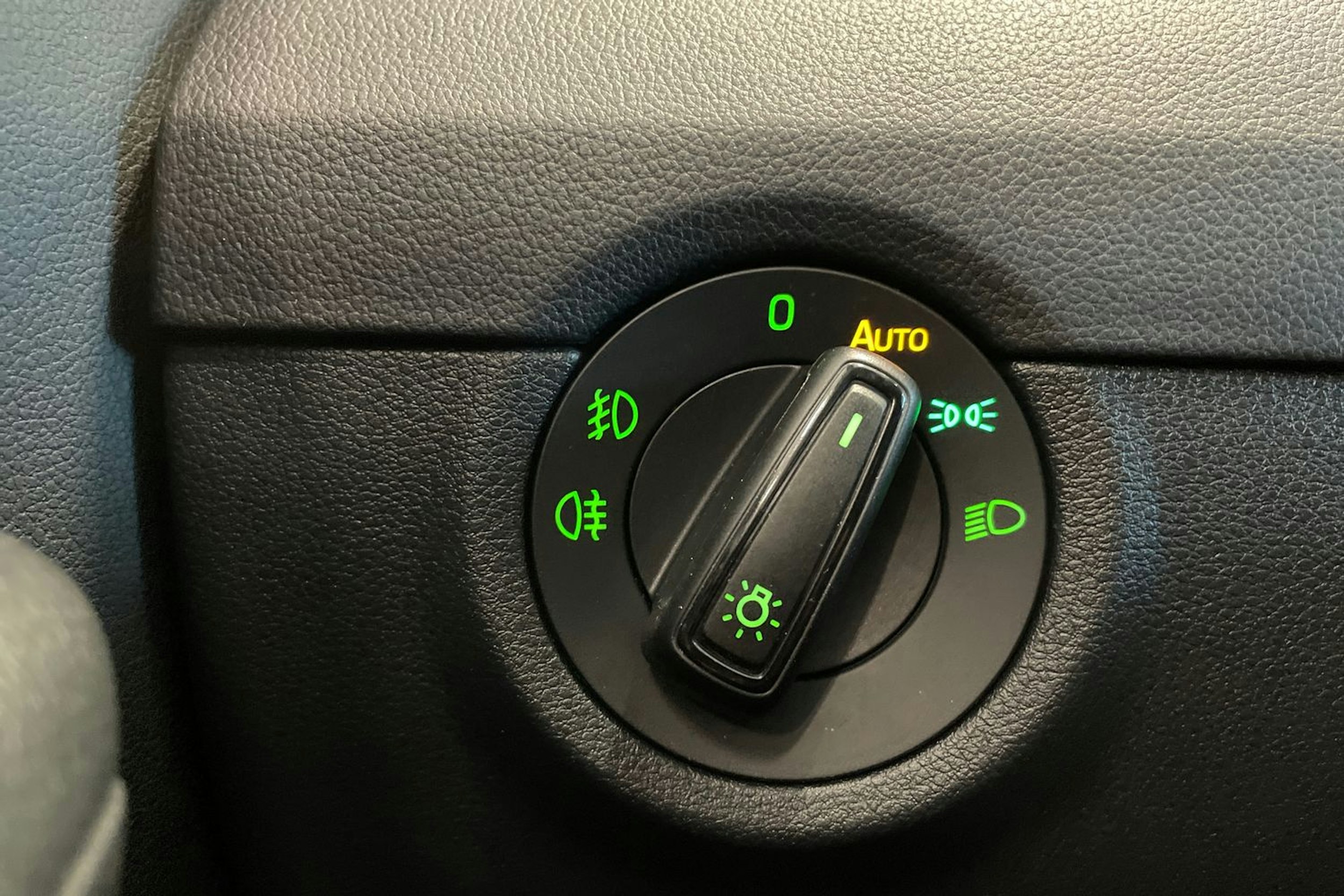 Valkoinen Skoda OCTAVIA 2014 kuva 20.
