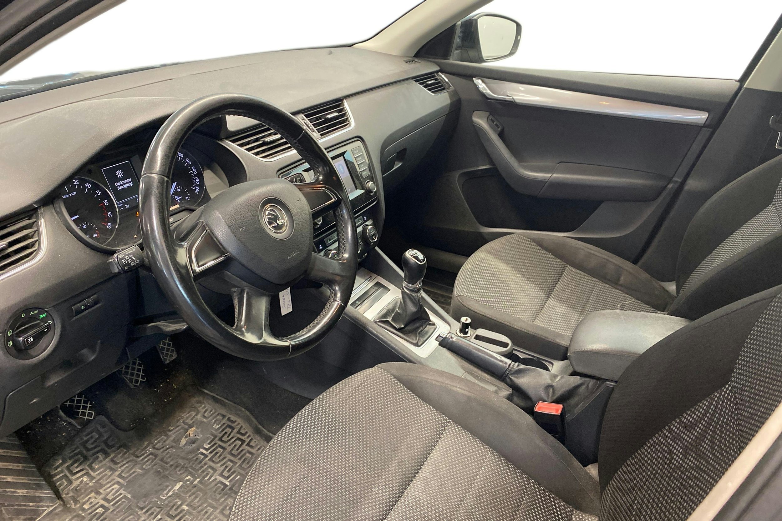 musta Skoda Octavia 2013 kuva 7.
