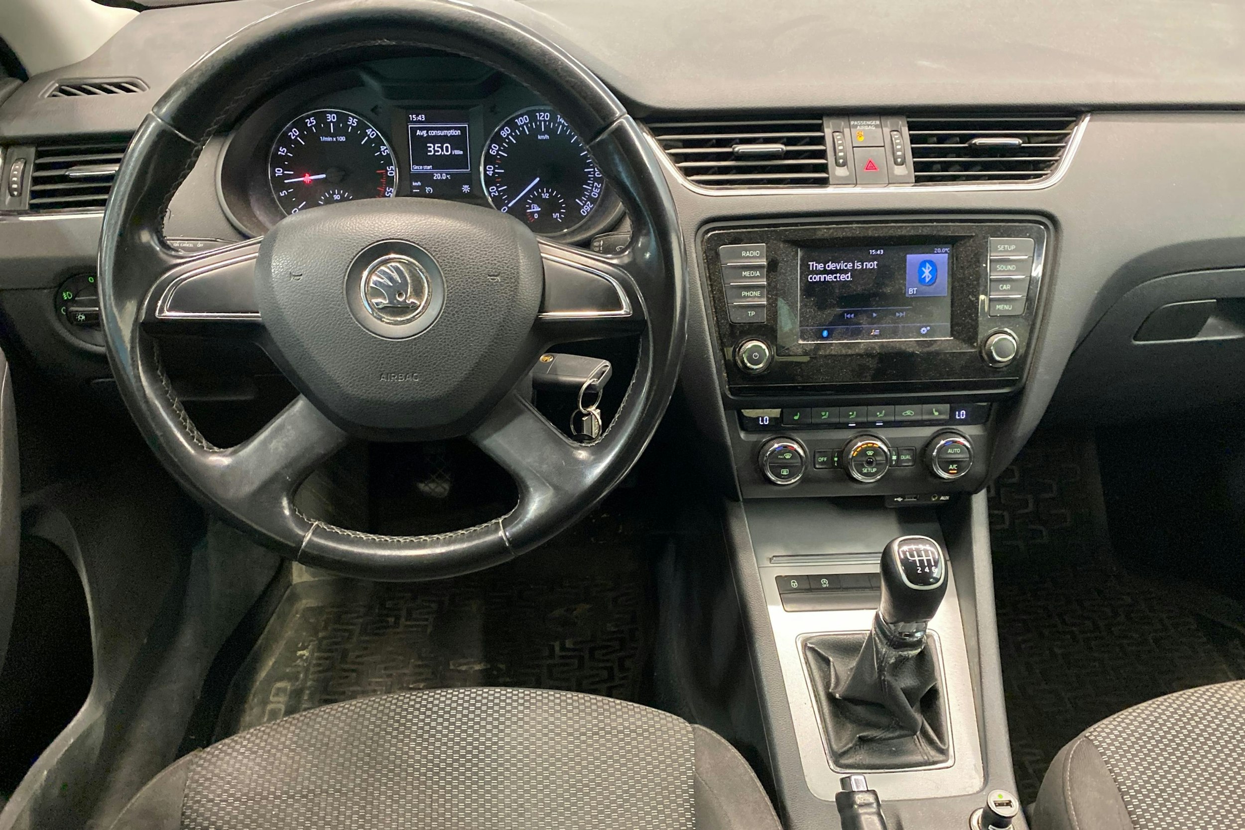 musta Skoda Octavia 2013 kuva 9.