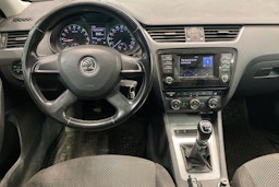 musta Skoda Octavia 2013 kuva 9.