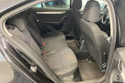 musta Skoda Octavia 2013 kuva 17.