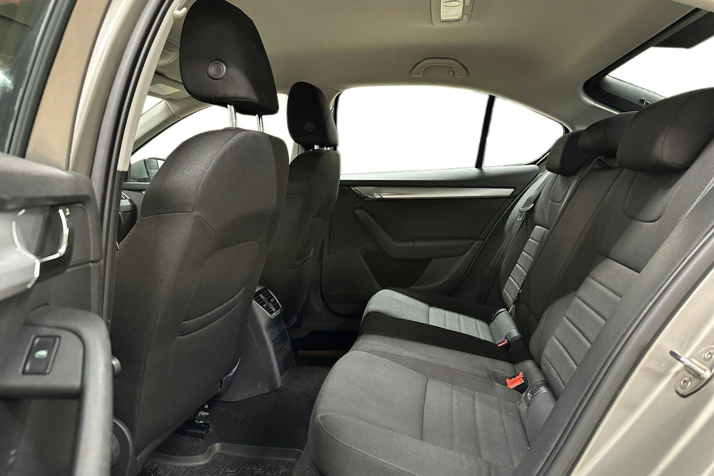 ruskea (beige) Skoda Octavia 2014 kuva 10.