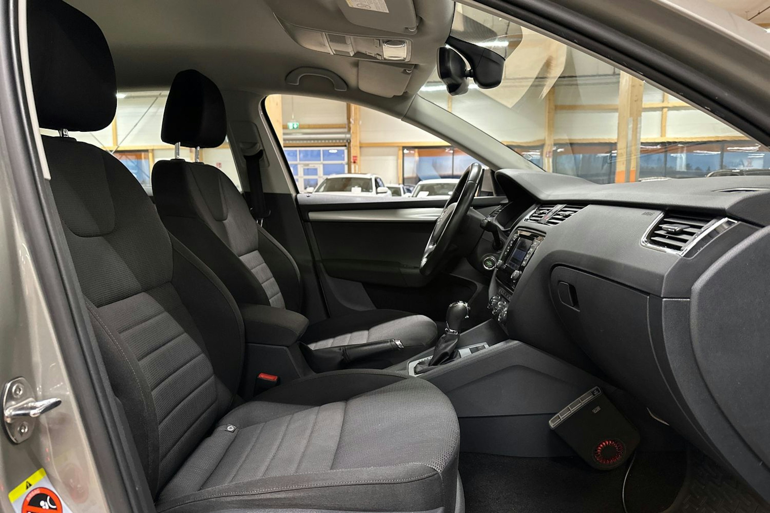 ruskea (beige) Skoda Octavia 2014 kuva 14.