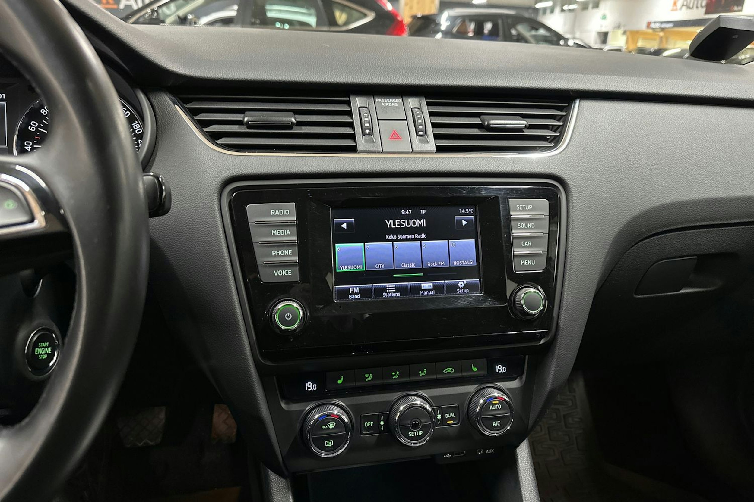 ruskea (beige) Skoda Octavia 2014 kuva 17.