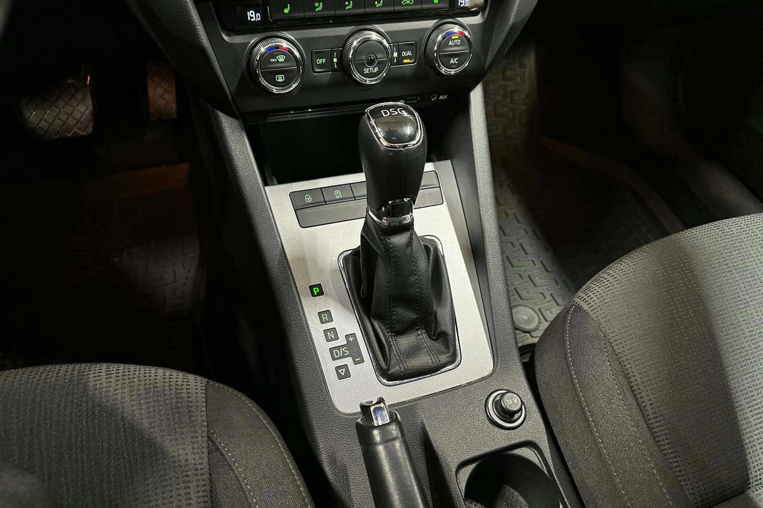 ruskea (beige) Skoda Octavia 2014 kuva 18.