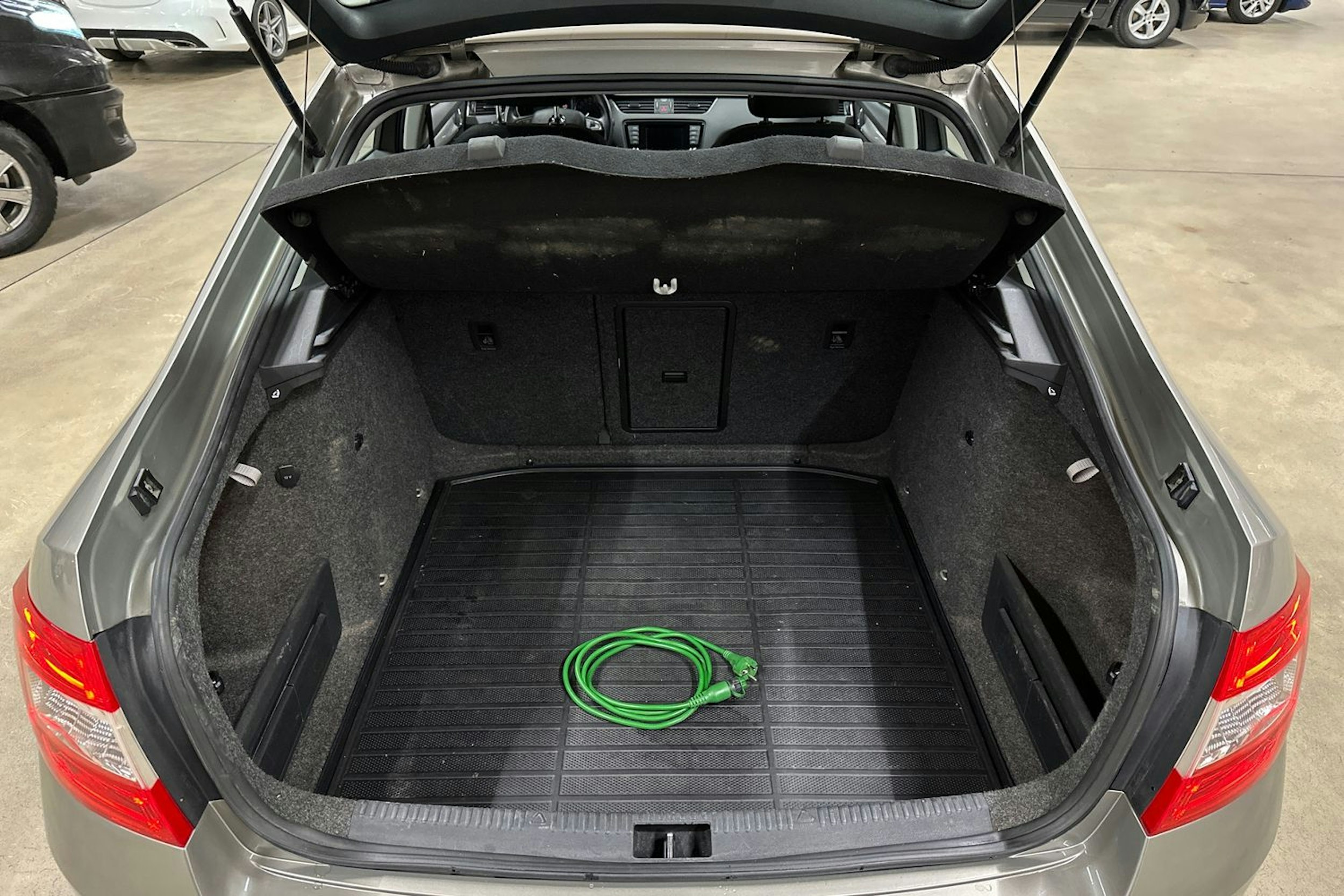 ruskea (beige) Skoda Octavia 2014 kuva 26.