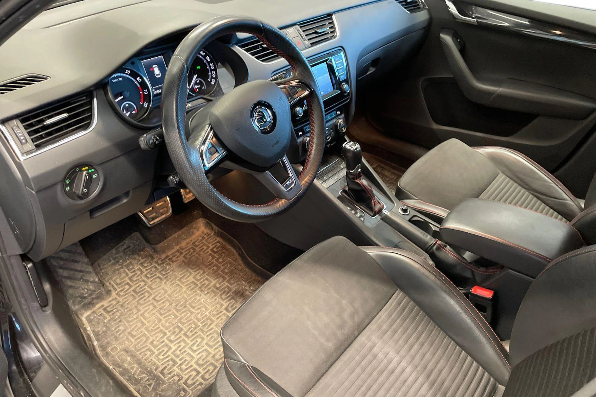 musta Skoda Octavia 2014 kuva 3.