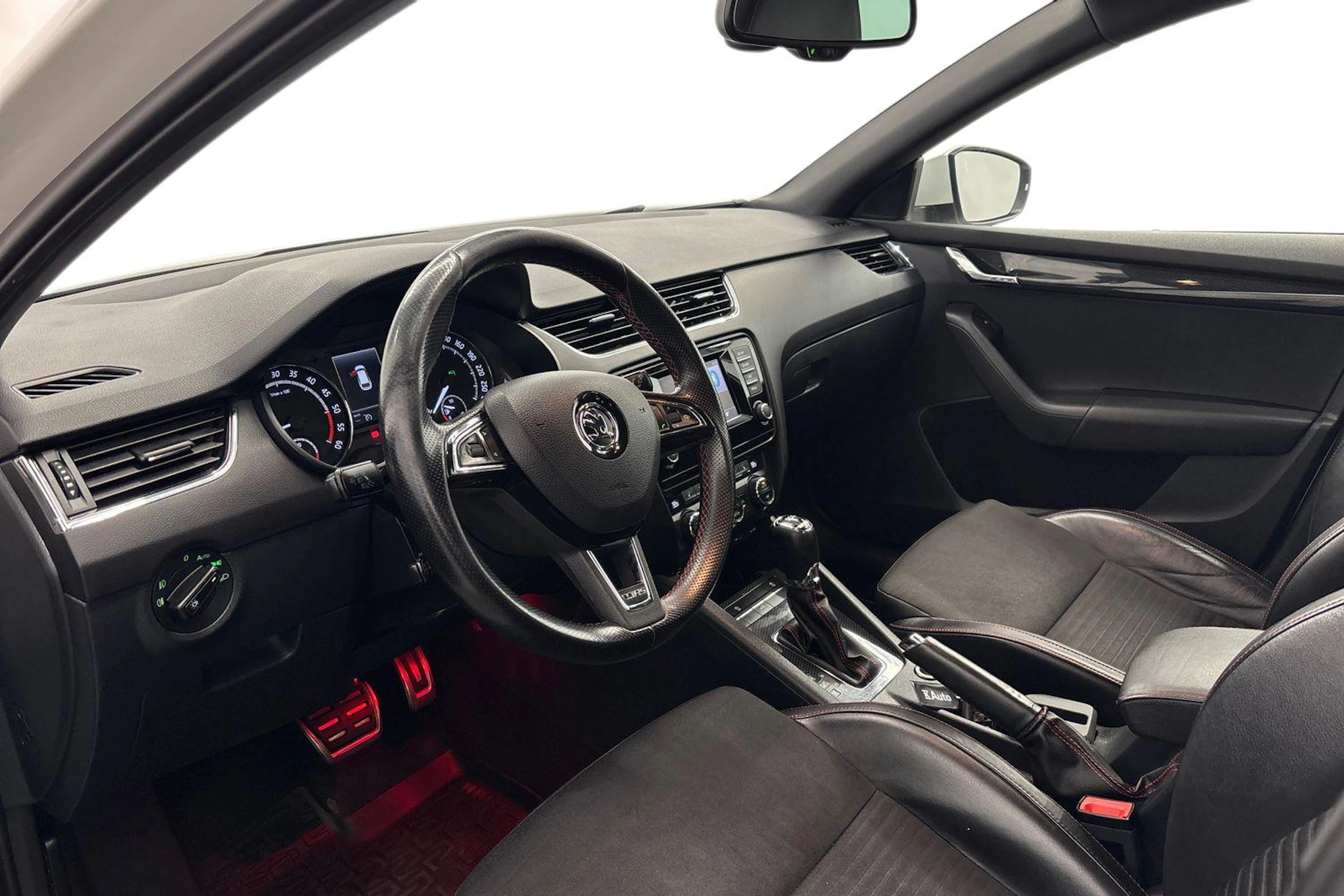 valkoinen Skoda Octavia 2014 kuva 6.