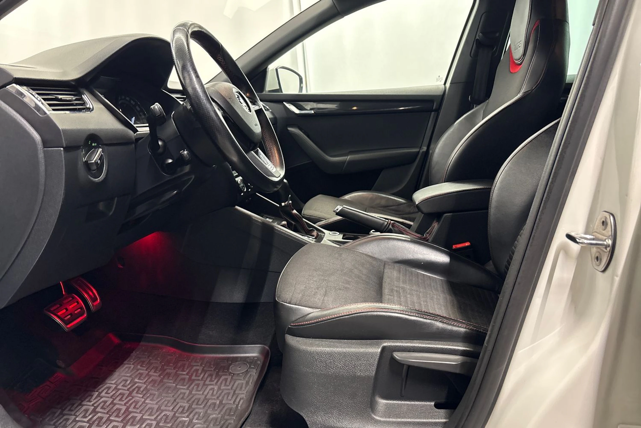 valkoinen Skoda Octavia 2014 kuva 15.