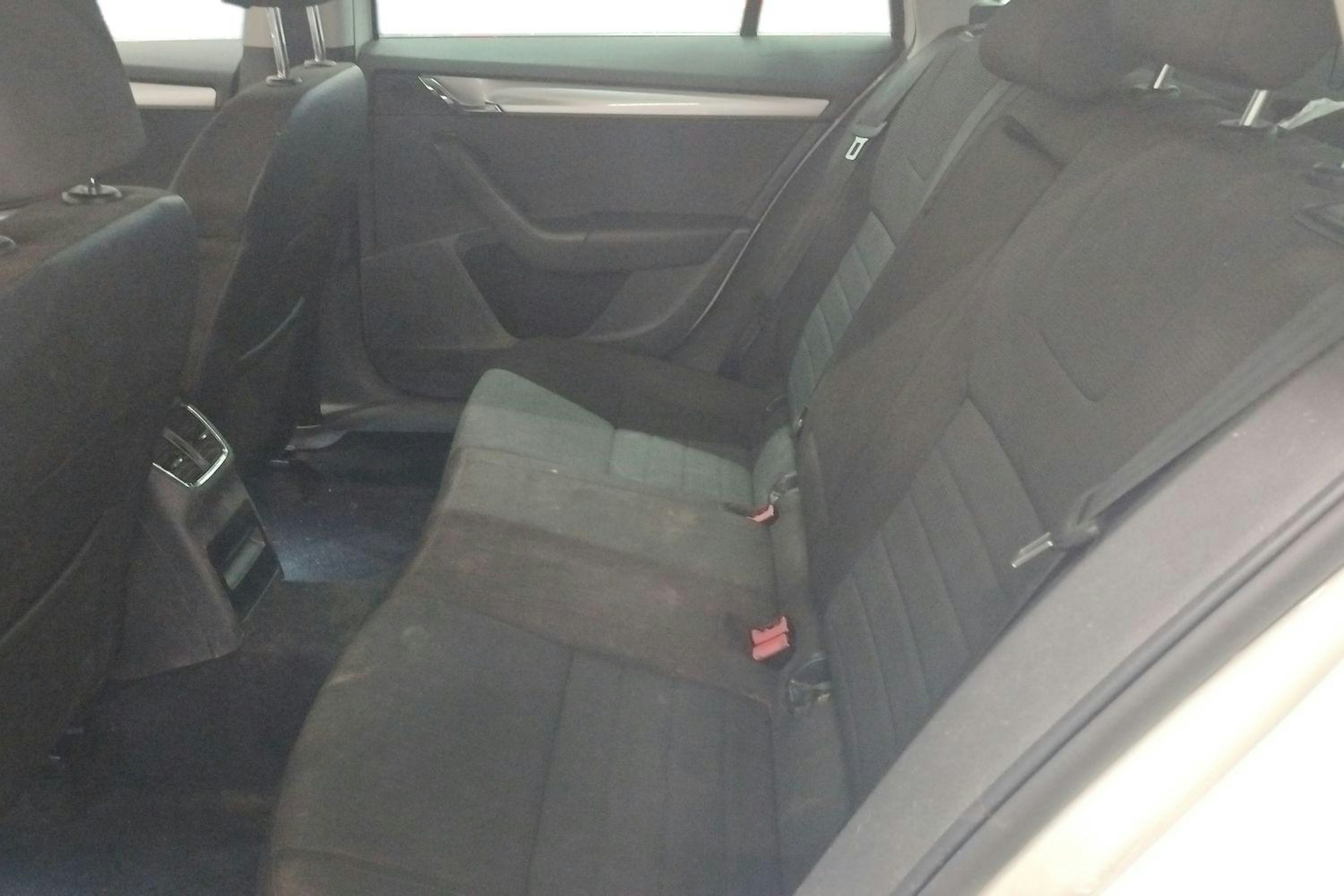 valkoinen Skoda Octavia 2014 kuva 8.