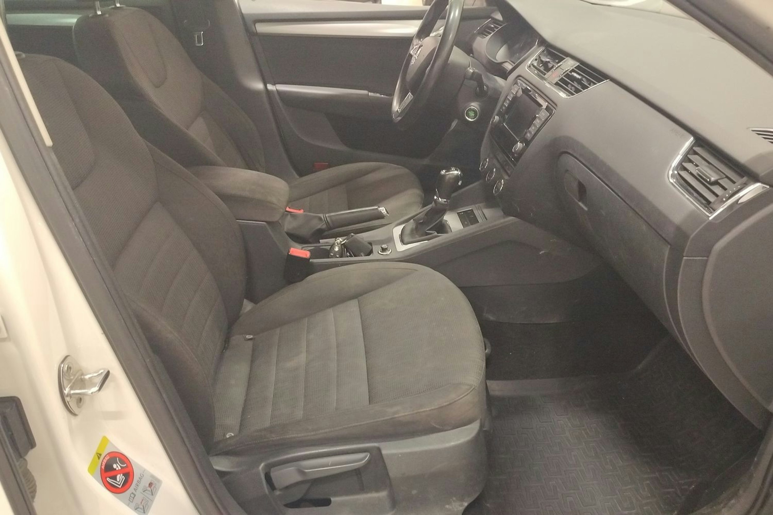 valkoinen Skoda Octavia 2014 kuva 14.