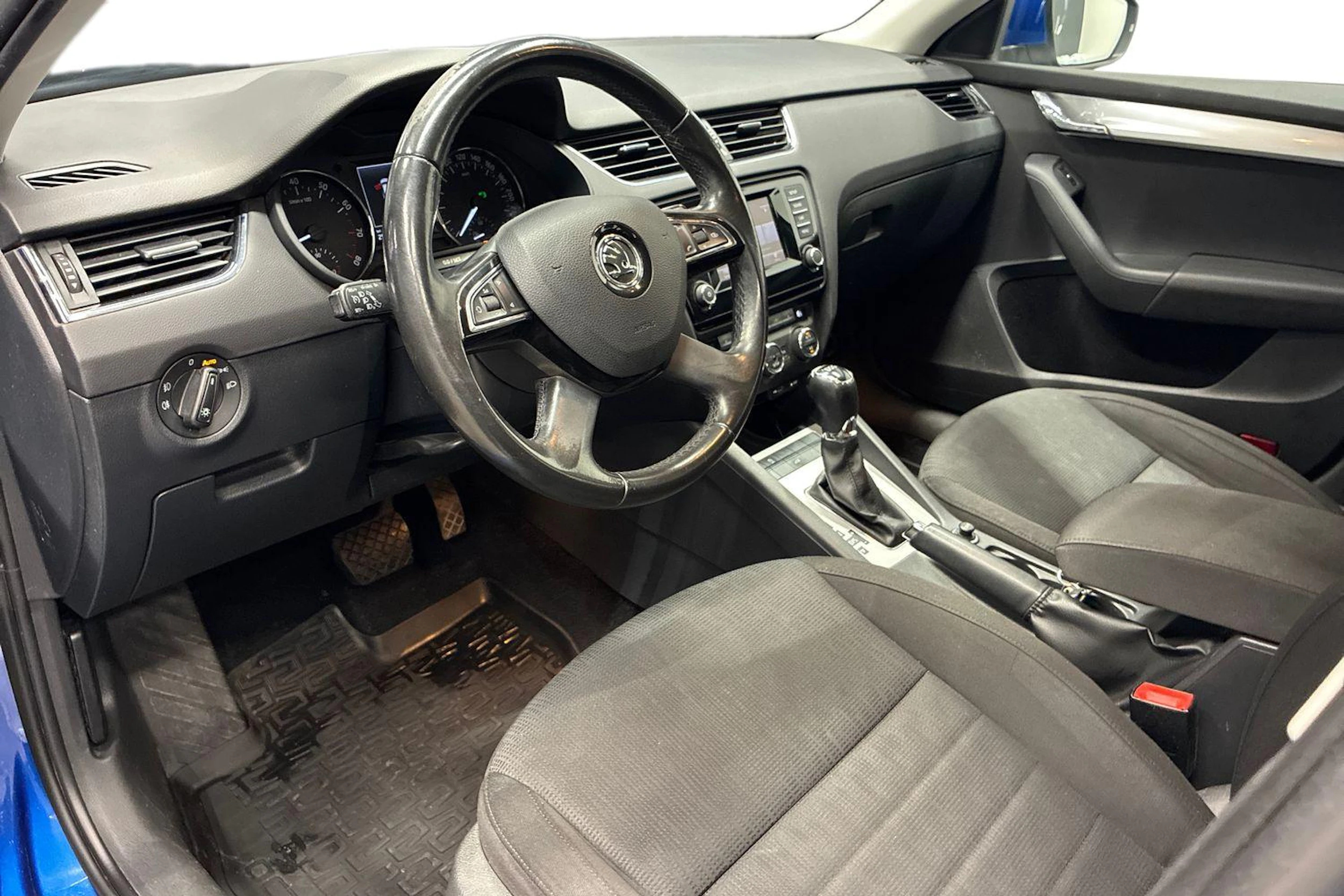sininen Skoda Octavia 2014 kuva 6.