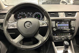 sininen Skoda Octavia 2014 kuva 11.