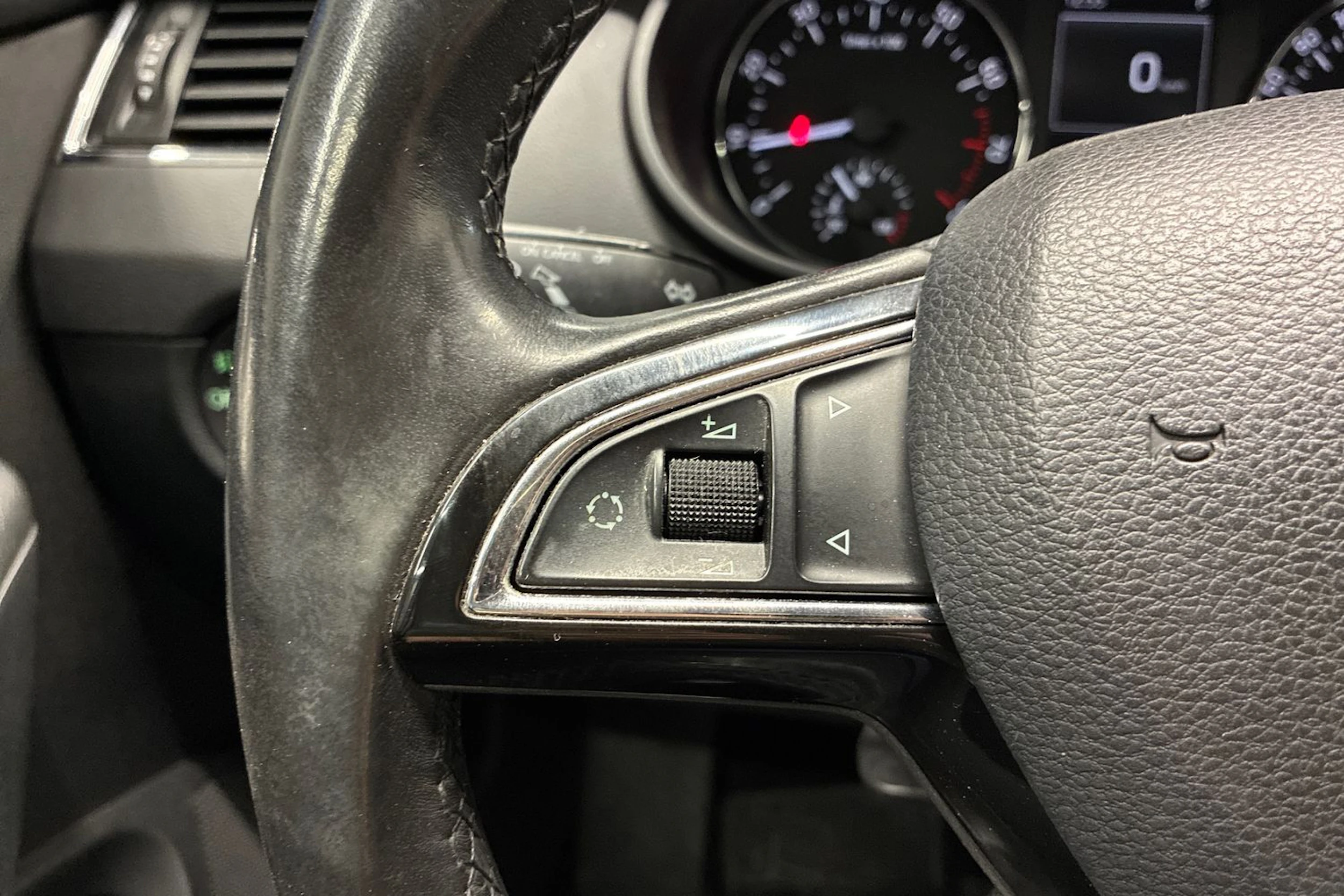 sininen Skoda Octavia 2014 kuva 13.