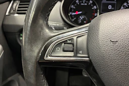 sininen Skoda Octavia 2014 kuva 13.