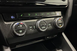 sininen Skoda Octavia 2014 kuva 19.